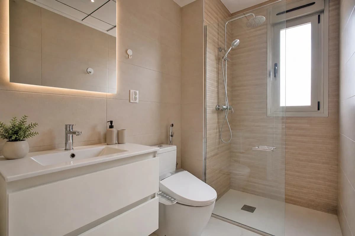 Main bathroom with walk-in shower
